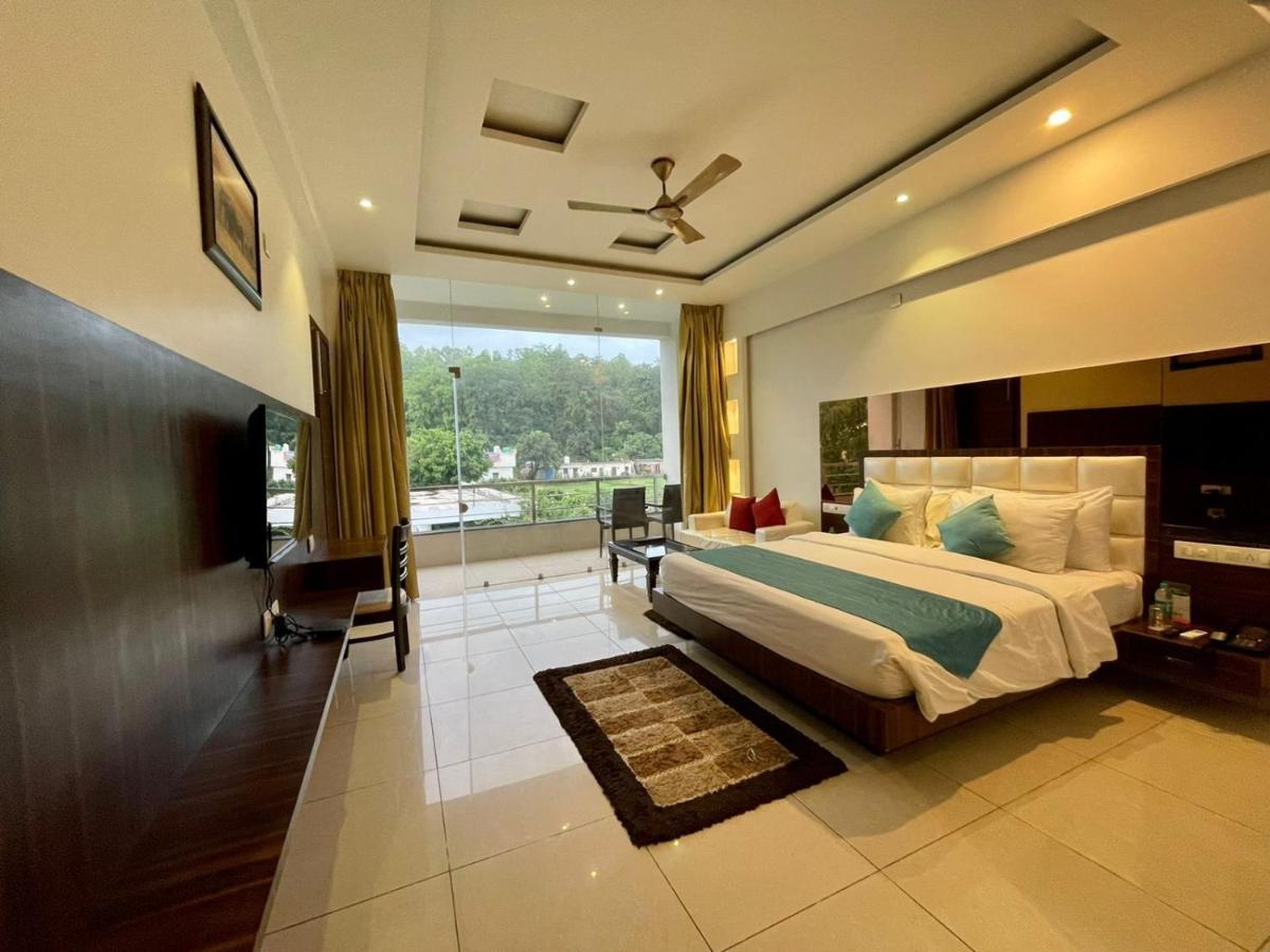 Winsome Resort & Spa Corbett Рамнагар Экстерьер фото