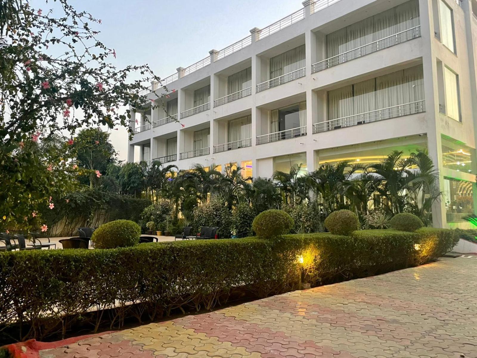 Winsome Resort & Spa Corbett Рамнагар Экстерьер фото
