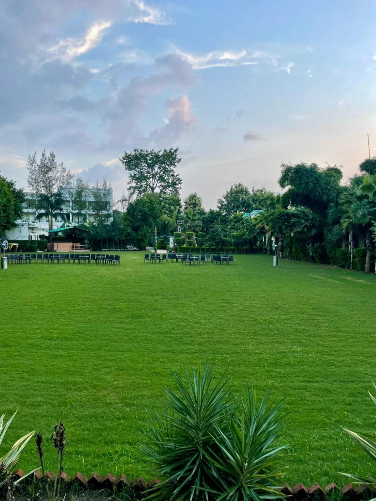 Winsome Resort & Spa Corbett Рамнагар Экстерьер фото