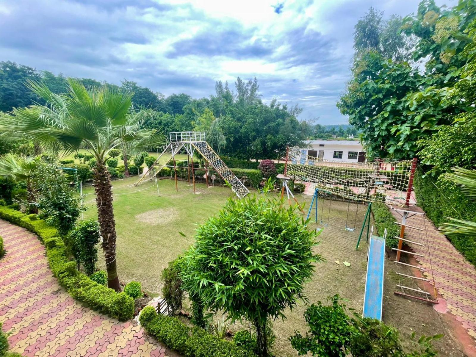 Winsome Resort & Spa Corbett Рамнагар Экстерьер фото