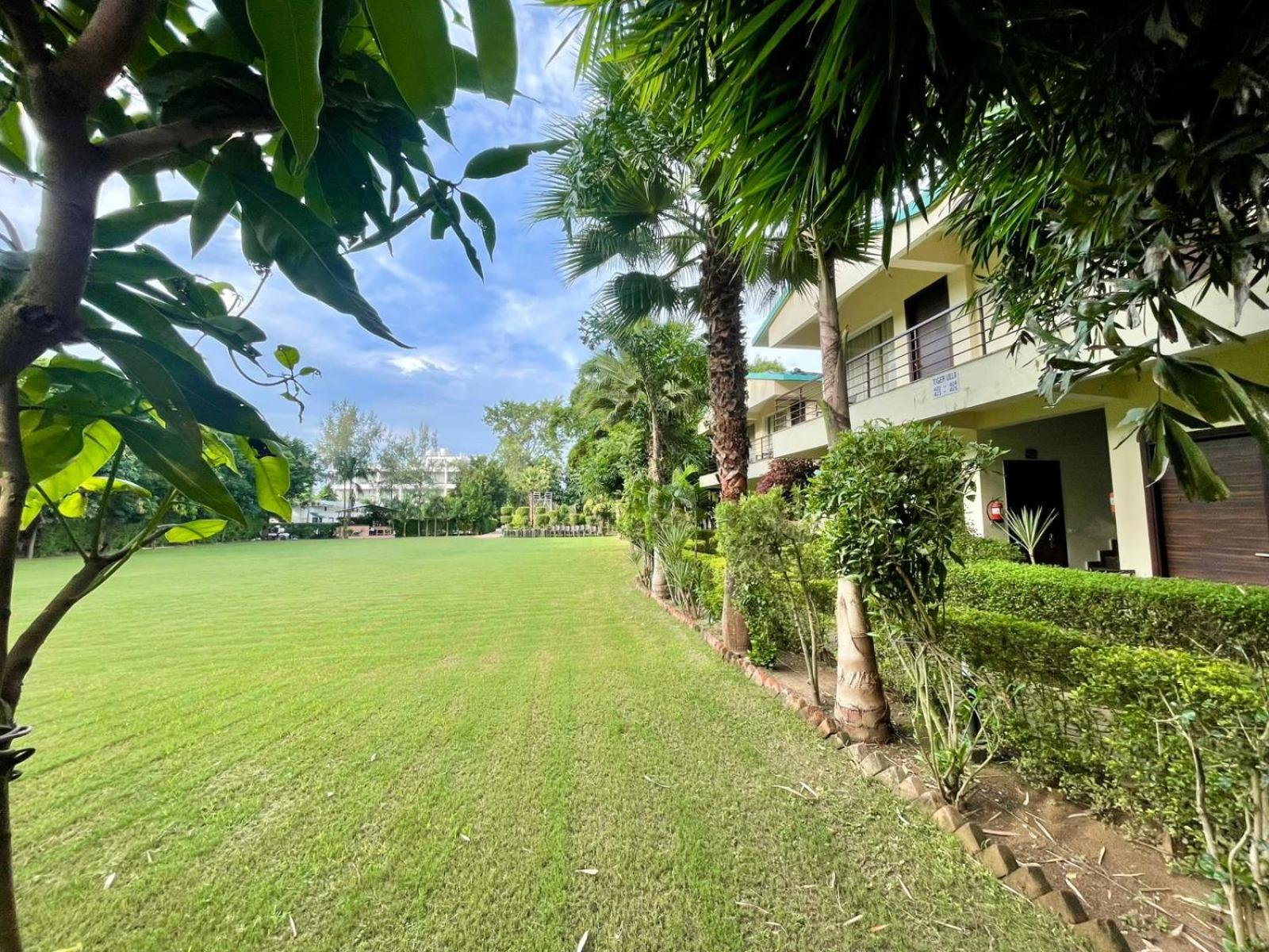 Winsome Resort & Spa Corbett Рамнагар Экстерьер фото